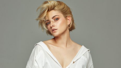 Широка бяла риза – редом до дънките в гардероба 