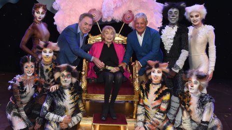 Андрю Лойд Уебър мразел котките, купил си куче