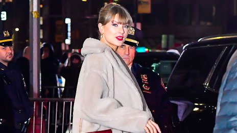 Тейлър Суифт прегръща бляскавата си ера в кадифена минирокля за 1695  долара 