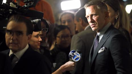 Фенове на Бонд искат нова премиера заради коронавируса