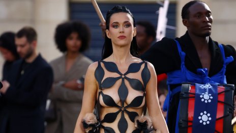 Кейти Пери с два впечатляващи тоалета на Седмицата на модата в Париж