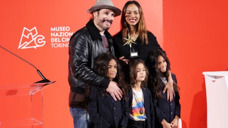 Зоуи Салдана направи рядък ход – позира с тримата си сина и съпруга си Марко Перего