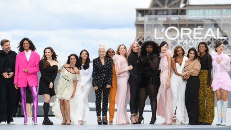 Звездно модно дефиле под Айфеловата кула