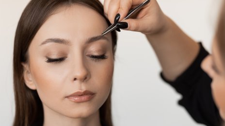 По-тънки и фини вежди – тренд от 2000-те, който се завръща 