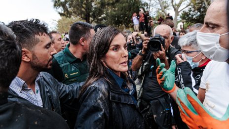 От осанна до разпни го – кралица Летисия беше замеряна с кал в Испания