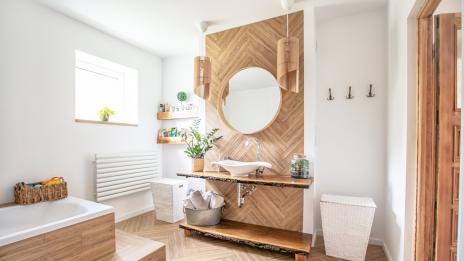 Тенденции в интериора на банята – потопете се в лукс с масивна дървесина