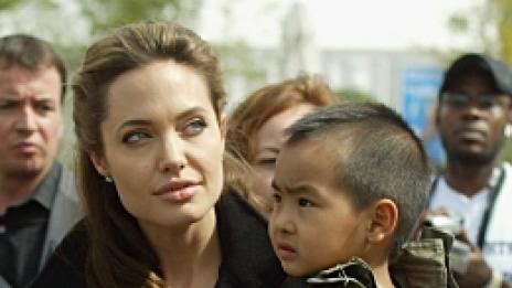 Ново възпитание. Анджелина Джоли купи нож на сина си