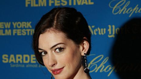 Ан Хатауей е слаба кралица, ще стане и Бяла кралица