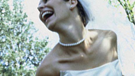 Рокля за булката, моля. Но, по мярка