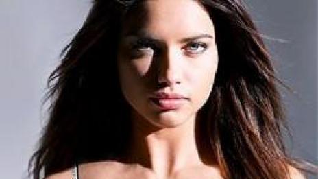 Сутиен, диаманти и Адриана Лима