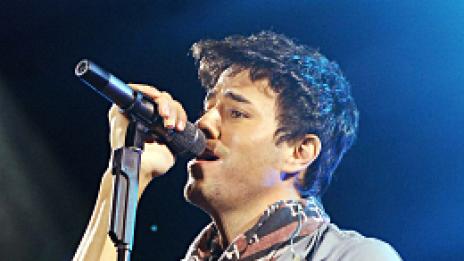 Колко малък е всъщност малкият приятел на Енрике Иглесиас