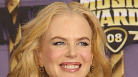 Никол Кидман и градинският маркуч - оплетени във воден танц