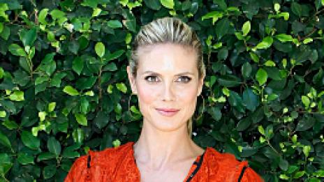 Хайди Клум засища глада си за шоколад с червило