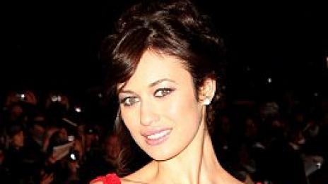 Очарование и разочарование на деня: Огненото момиче на Джеймс Бонд