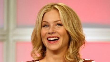 Кристина Апългейт продължава смело битката с рака