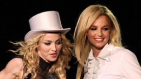 Джъстин, Бритни и Кралицата на една сцена