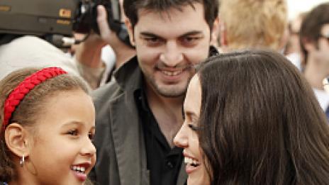 Това беше. Анджелина слиза от екрана