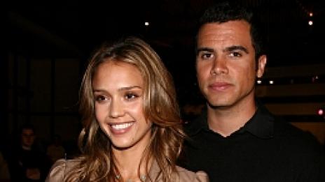 И Джесика Алба започна да се жени по няколко пъти в годината