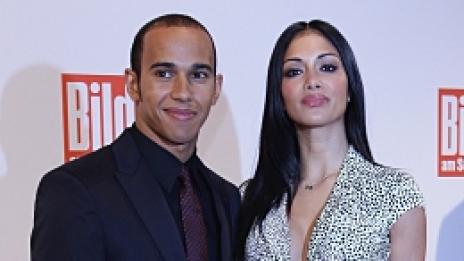 Секси-котенце побесня, ще лети и в Космоса