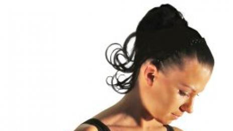 Изящно гравирани рамене само за месец