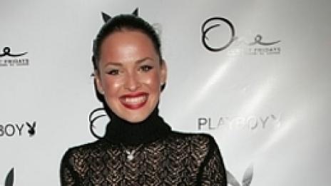 Новото момиче на Хю - безкомпромисна брюнетка