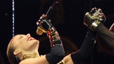 Снежно горещо за Кайли Миноуг и млад испански модел