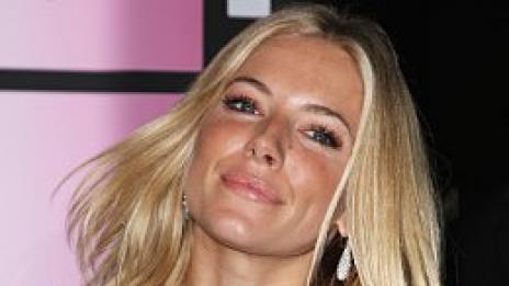 Сиена Милър не става. Твърде е секси