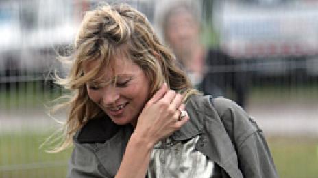 Кейт Мос празнува като кралица. Вече е на 35