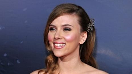 Скарлет ще съблазнява с нова марка гримове