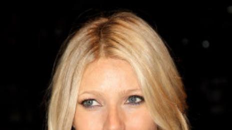 Приятелки утешават Мадона с книги и секси бельо