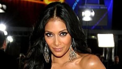 Луис Хамилтън издържа теста на Pussycat Dolls