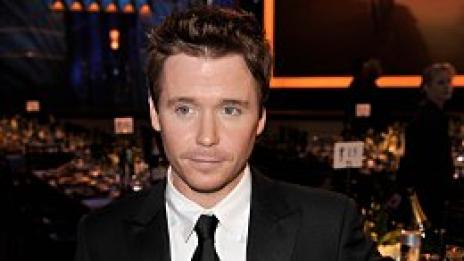 Любовна сцена със Скарлет травмира Кевин Конъли