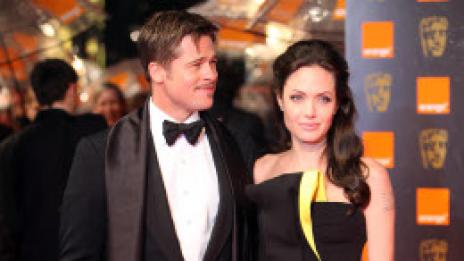 Брад почива с момчетата, чака сблъсъка Джоли-Анистън