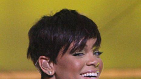 Риана страда, а Крис Браун й праща подаръци