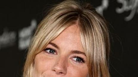 Сиена Милър вбеси съседи с шумно парти