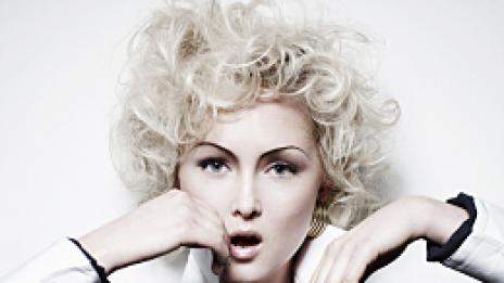 Платината отново се вихри в косите