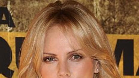 Чарлийз Терон се съблича лесно