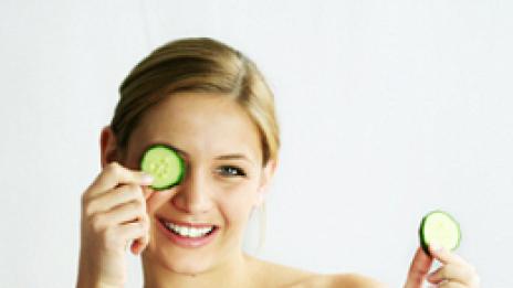 Мека и сияйна кожа с краставица и куркума