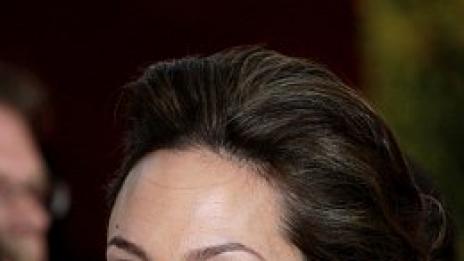 Големите обици са красиви, но разтягат ушите ви