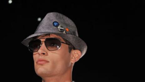 Големи чанти и шапки за горещи момчета