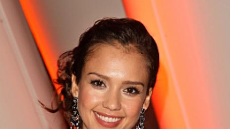 Белият цвят забранен. Или поне на масата на Джесика Алба