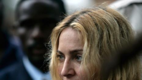 Мадона потърси утеха в гласа на Гай