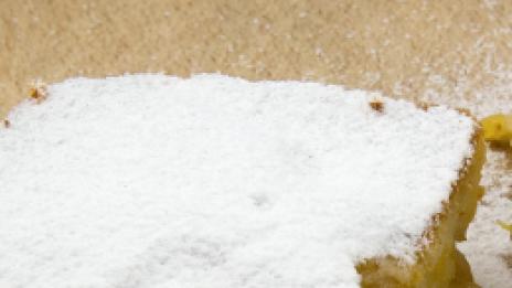 Бисквитен сладкиш с ябълки