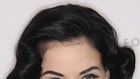 Дита Фон Тийз се къпе с голи танцьорки