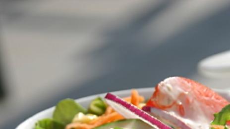 Пролетна салата с пъстърва и дресинг