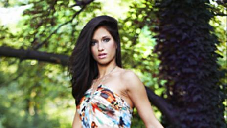 Вълнуващо лято с дълга цветна рокля