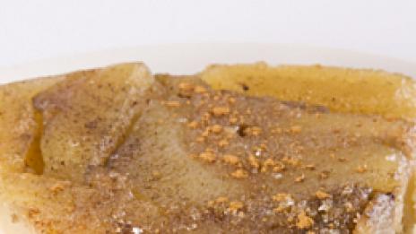 Лек пудинг с ябълки и овесени ядки