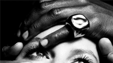 Жизел в обятията на огромни черни рицари