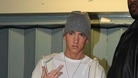 Еминем и съпругът на Марая Кери във война