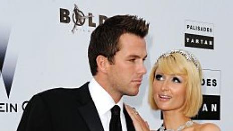 Каква драма. Парис си загуби телефона